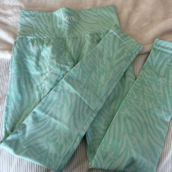 AYBL Zebra Pattern Leggings in Light Green - Picture 2 of 4